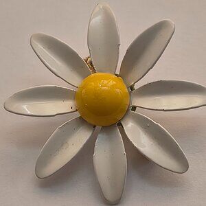 Vintage 60's Shasta Daisy Flower Power  Enamel Brooch     21